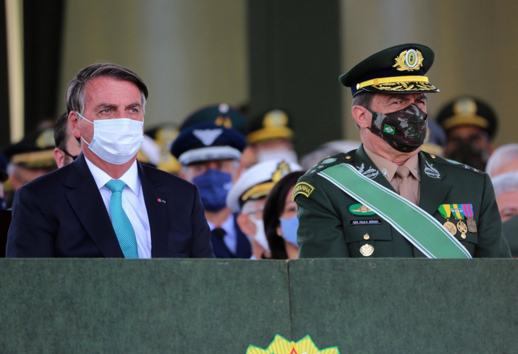 Ao lado de Bolsonaro, comandante do Exército fala em ‘garantir’ a Constituição