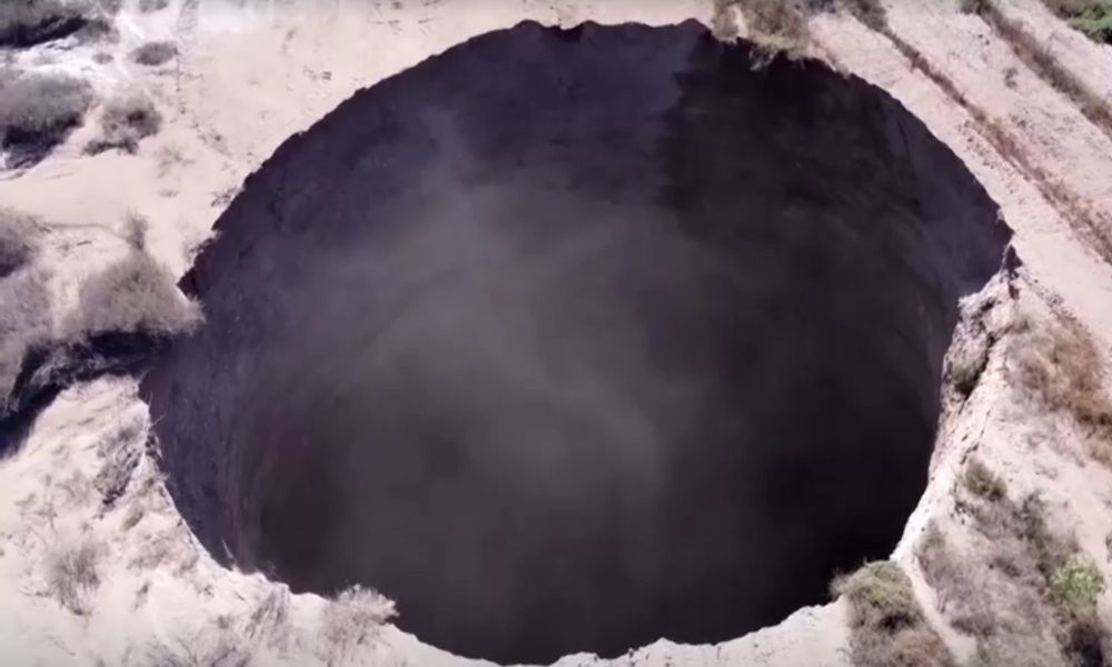 Buraco de 200 metros de profundidade surge misteriosamente no Atacama