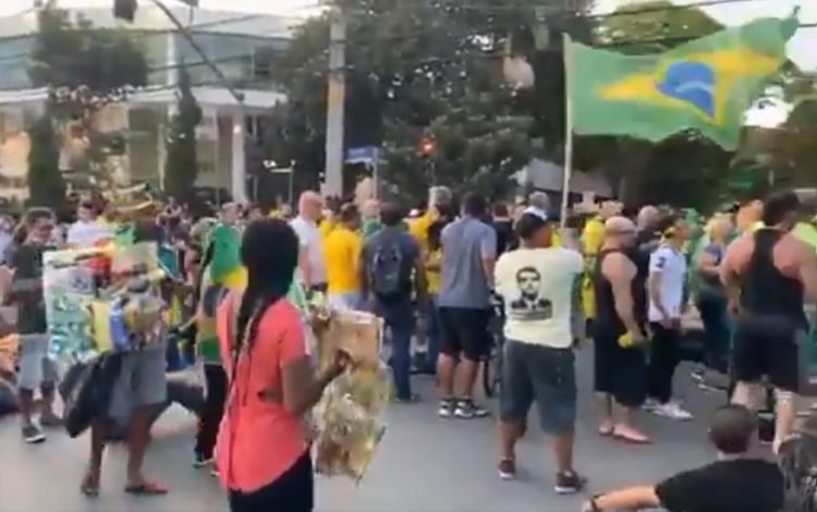 Apoiadores de Bolsonaro fazem manifestação nas intermediações da casa de João Doria