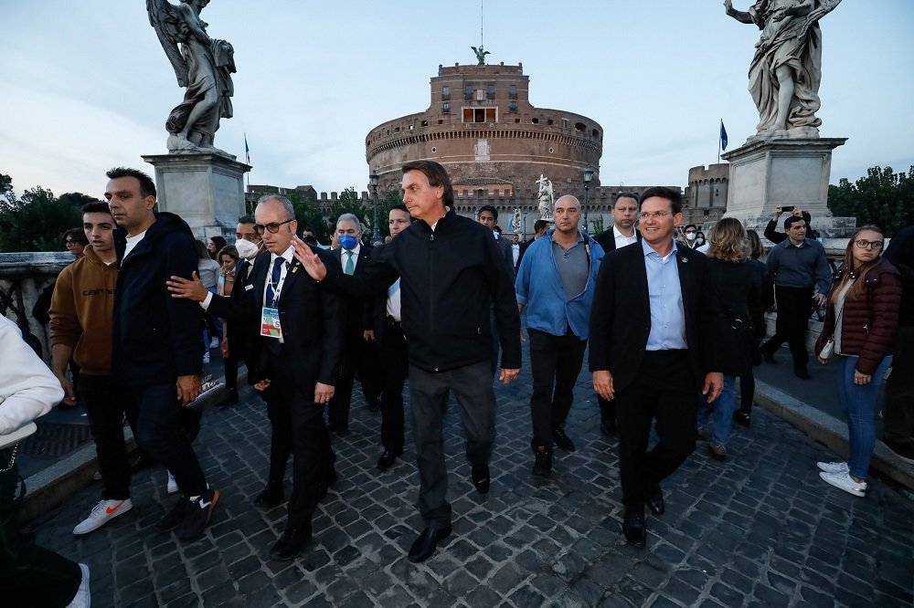 Bolsonaro recebe apoio na porta de hotel em Roma e ouve gritos de ‘mito’