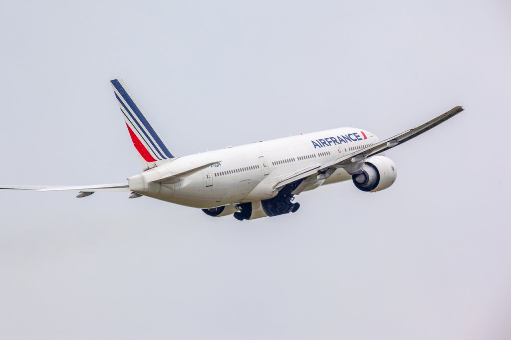 Aeronave da Air France é isolada em Paris por suspeita de bomba a bordo
