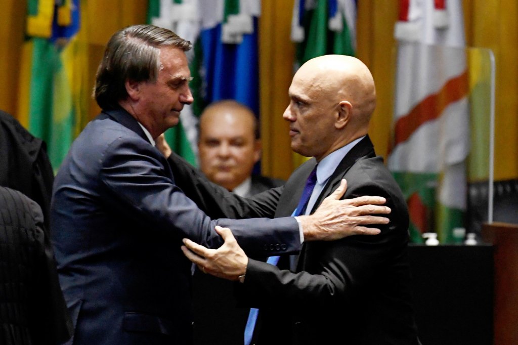 Após ação apresentada ao STF, Bolsonaro e Moraes se cumprimentam em solenidade do TST