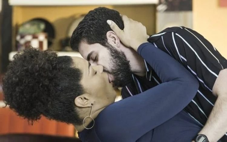 Juliana Alves celebra primeiro beijo entre homem trans e mulher cis em novela: ‘Símbolo de amor’