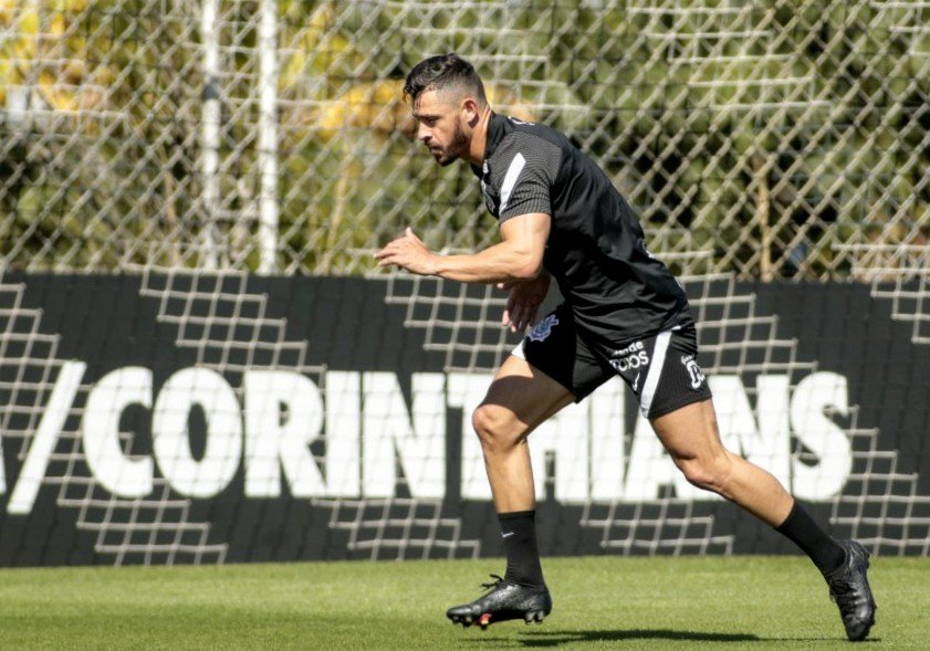 Giuliano faz primeiro treino no CT do Corinthians em reapresentação do elenco