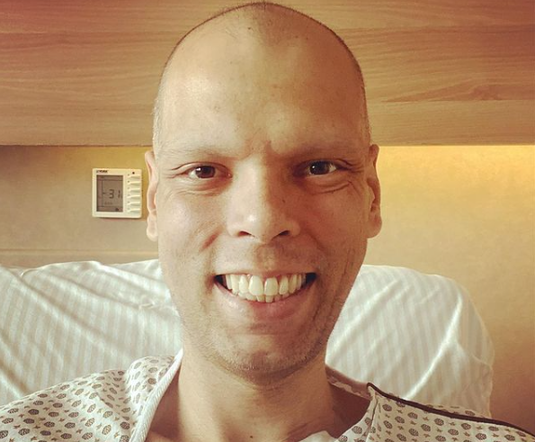 Bruno Covas faz selfie no hospital e diz ‘não baixar a cabeça’ na luta contra o câncer