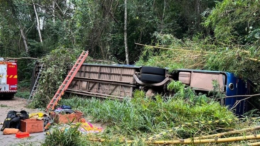 Capotamento de ônibus em rodovia de Minas Gerais deixa ao menos sete mortos e 13 feridos