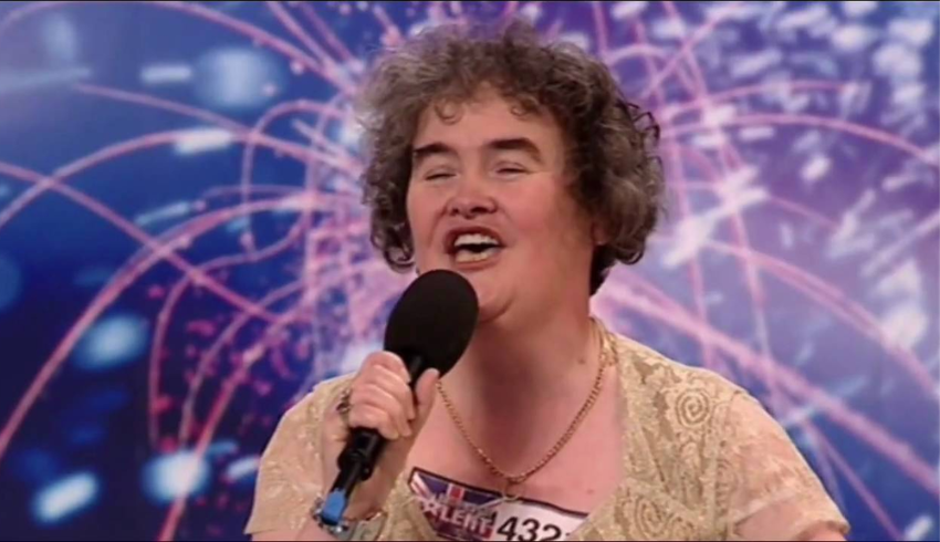 Susan Boyle faz rara aparição 13 anos após ficar famosa cantando em reality; veja