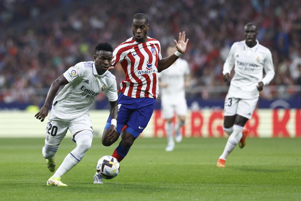 La Liga vai denunciar cânticos racistas contra Vinicius Jr. em clássico entre Real Madrid e Atlético 