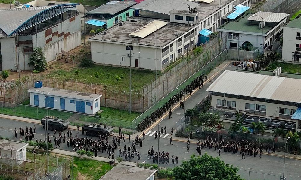 Militares e policiais do Equador realizam operação conjunta para controlar presídio após morte de promotor