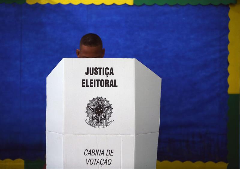 Voto impresso é ‘retrocesso’ e pode levar à judicialização das eleições, diz Barroso