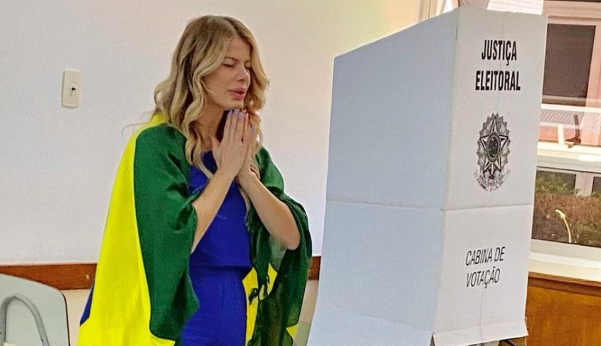 Karina Bacchi faz oração diante da urna: ‘Deus abençoe nossa nação’
