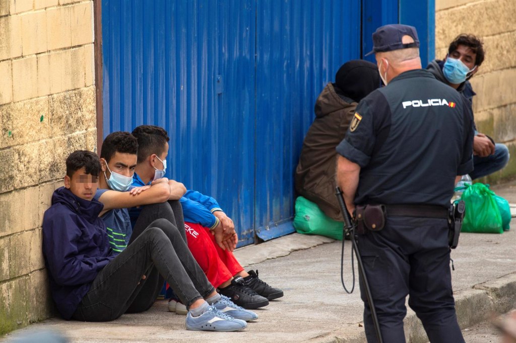 Espanha afirma que pelo menos 850 menores de idade vindos do Marrocos estão em Ceuta