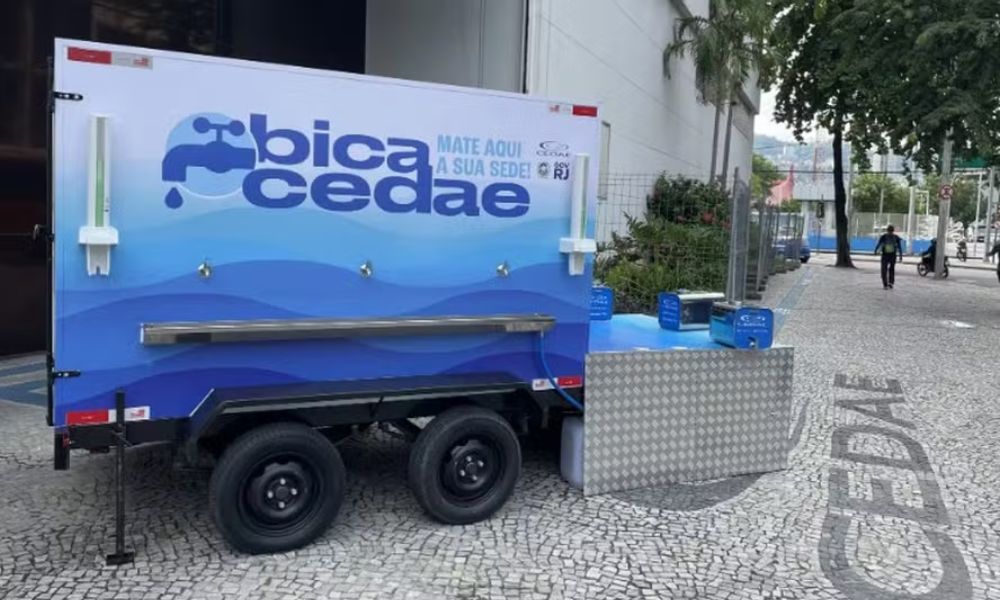 Megablocos do Rio de Janeiro têm distribuição gratuita de água para foliões se hidratarem durante carnaval