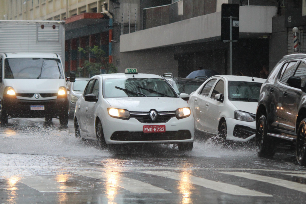 Temporal alaga ruas de São Paulo, inunda automóveis e deixa cidade em estado de atenção
