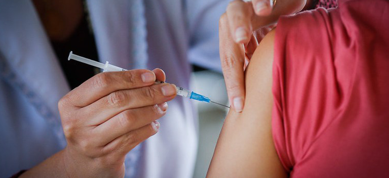 Novos insumos para produção de 10 milhões de vacinas contra a Covid-19 chegam ao Brasil