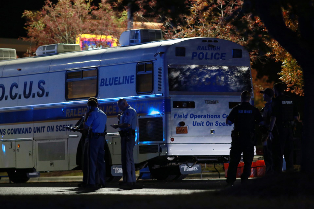 Tiroteio na Carolina do Norte deixa cinco mortos, entre eles um policial