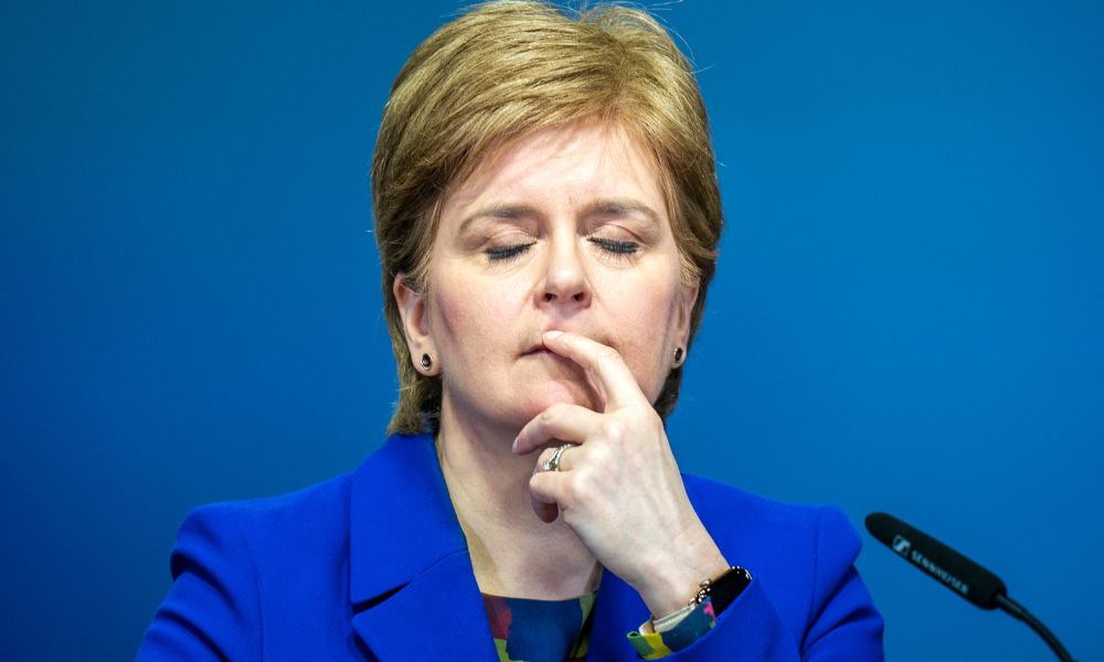 Primeira-ministra da Escócia renuncia após dizer que não deixaria o poder