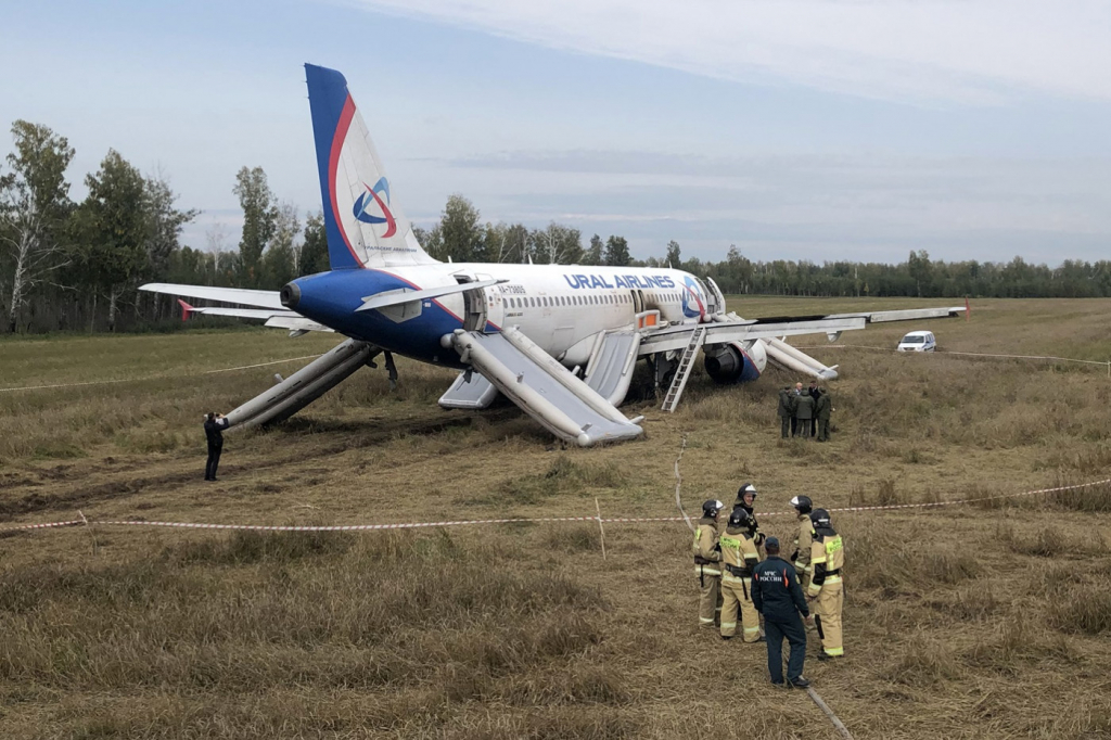 Avião da Ural Airlines faz pouso de emergência na Sibéria