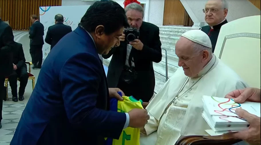 Presidente da CBF vai ao Vaticano e entrega camisas da seleção brasileira para Papa Francisco