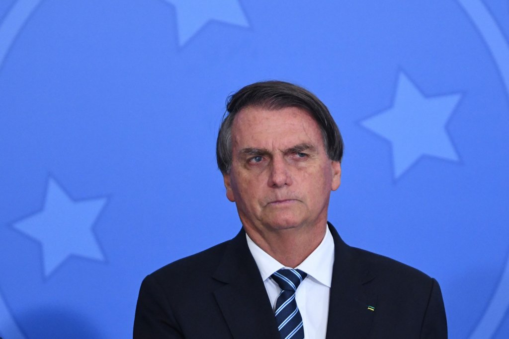 Bolsonaro ironiza elogios de Barroso à eleição de Portugal: “Lá é de papel”