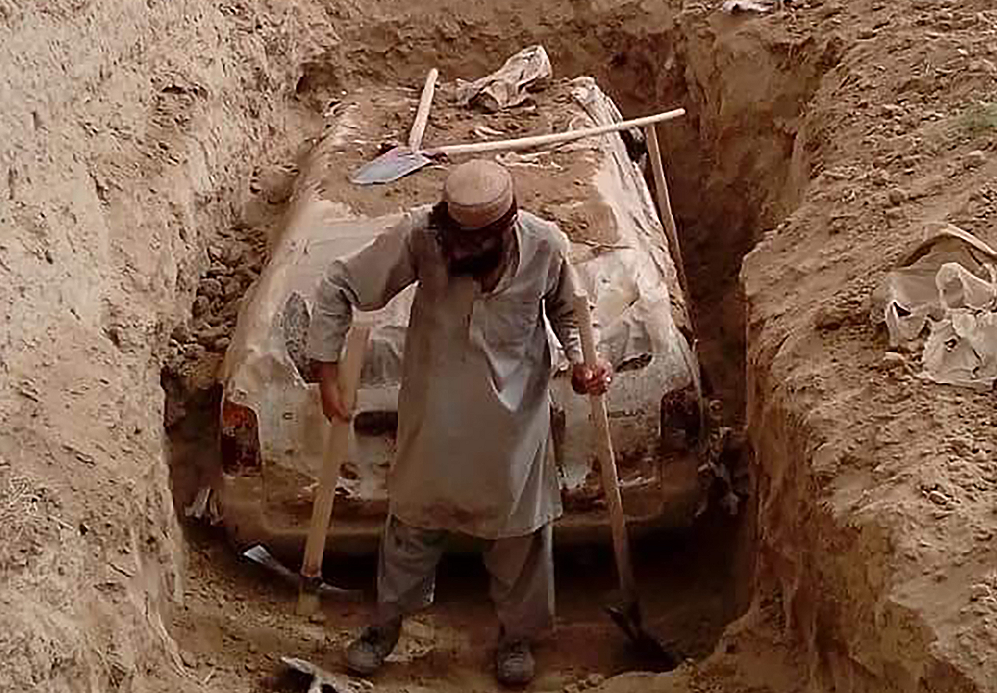Carro usado por líder do Talibã em bombardeio em 2001 é desenterrado no Afeganistão