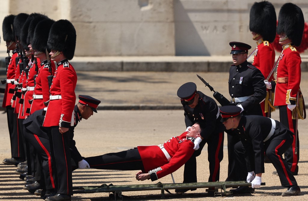 Soldados desmaiam durante parada militar inspecionada pelo príncipe William