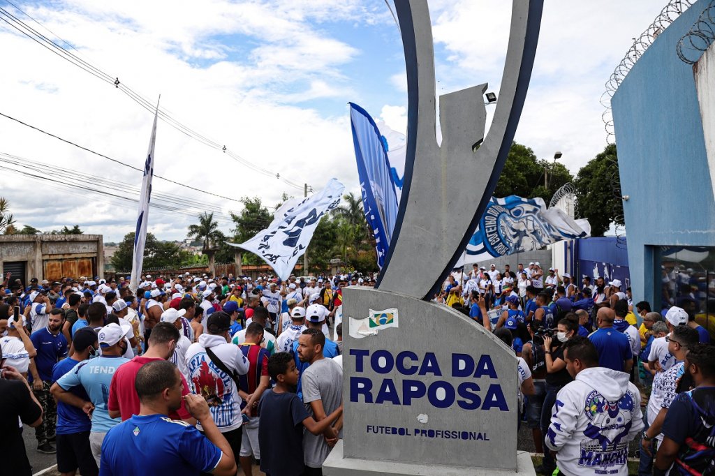 Torcedores do Cruzeiro protestam contra a saída de Fábio e cobram Ronaldo Fenômeno