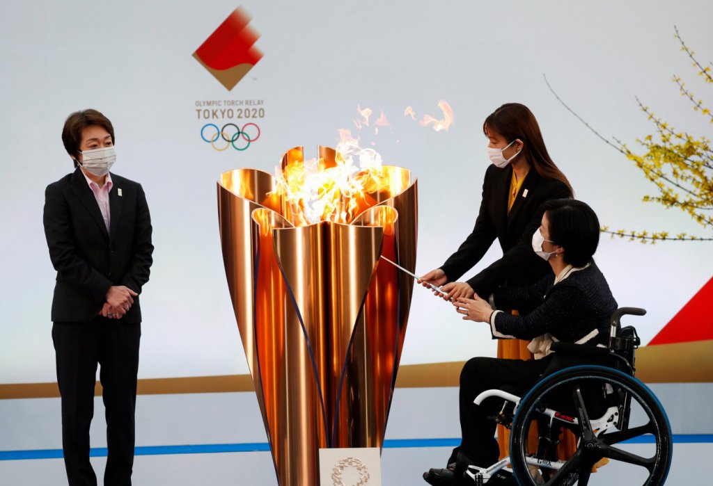 Revezamento da tocha olímpica começa no Japão com um ano de atraso e sem torcida; assista