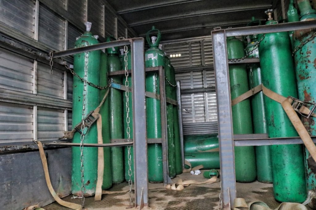 Polícia apreende 33 cilindros de oxigênio escondidos em caminhão em Manaus