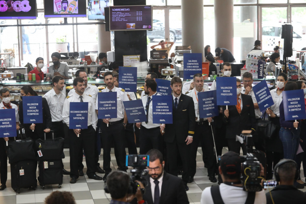 Primeiro dia de greve dos aeronautas gera mais de cem atrasos e 30 cancelamentos em voos pelo Brasil