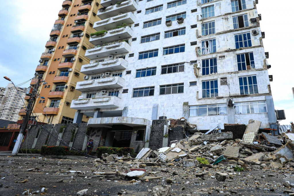 Sacadas de prédio residencial desabam em Belém; veja vídeos