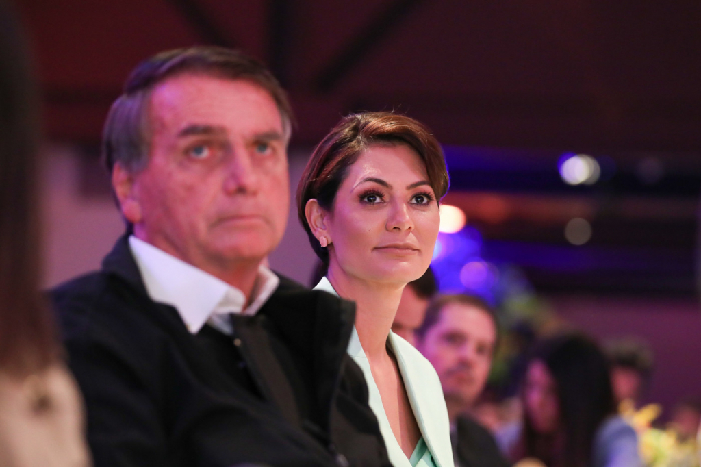 Bolsonaro reforça pautas conservadoras e exalta presença de Michelle na campanha: ‘Exemplar’