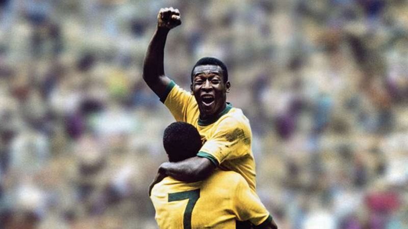 Ídolo do Liverpool, Carragher debocha de números de Pelé e vira alvo de críticas na web 