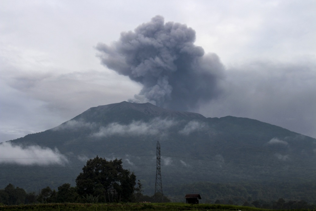 Vulcão entra em erupção na Indonésia e deixa ao menos 11 mortos