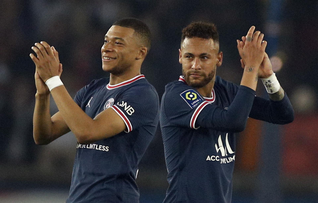 Relação entre Neymar e Mbappé piora após polêmica sobre cobrança de pênalti, afirma jornal francês