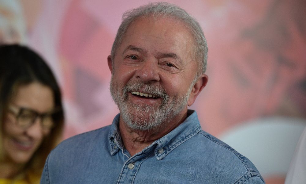 Lula é internado para cirurgia de retirada de lesão na garganta em São Paulo