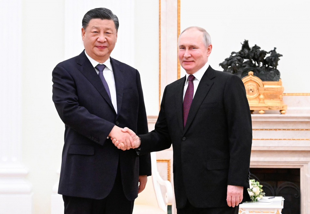 Xi Jinping diz a Putin que a maioria dos países apoia alívio das tensões na Ucrânia