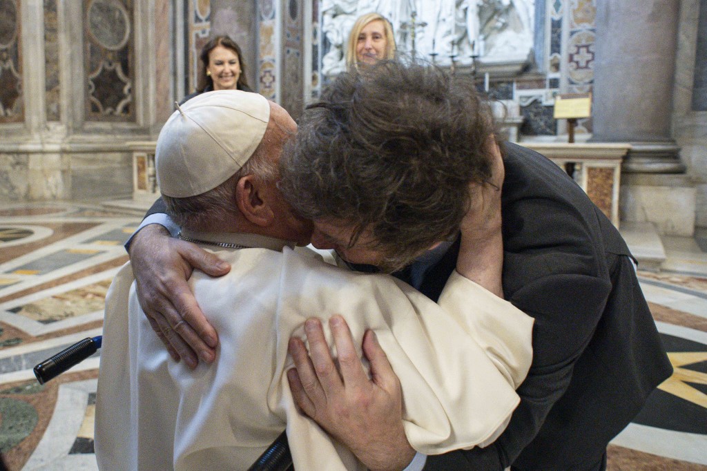 Papa Francisco e Milei se abraçam em encontro no Vaticano