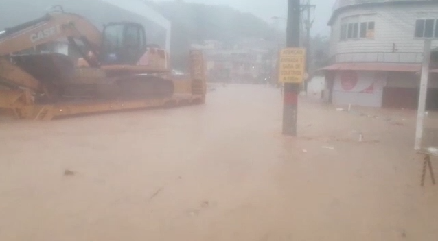 Chuvas voltam a castigar Petrópolis, e Defesa Civil interdita trechos inundados na cidade
