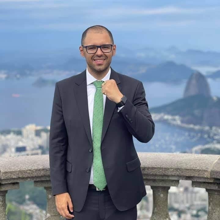 Deputado do Rio de Janeiro diz que bandidos atiraram em seu carro