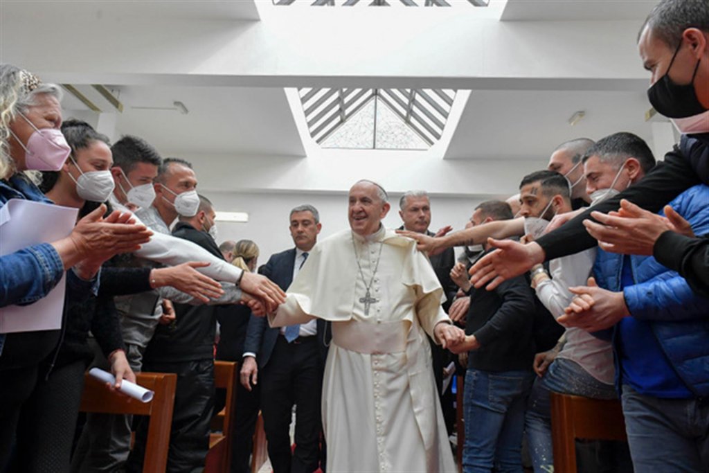 Após dois anos, Papa Francisco retoma tradição de lavar pés de prisioneiros na Semana Santa