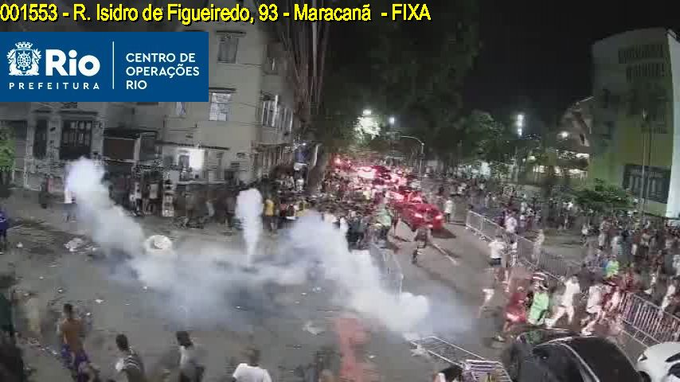 Torcedores do Fluminense entram em confronto com a polícia antes de Fla x Flu no Maracanã