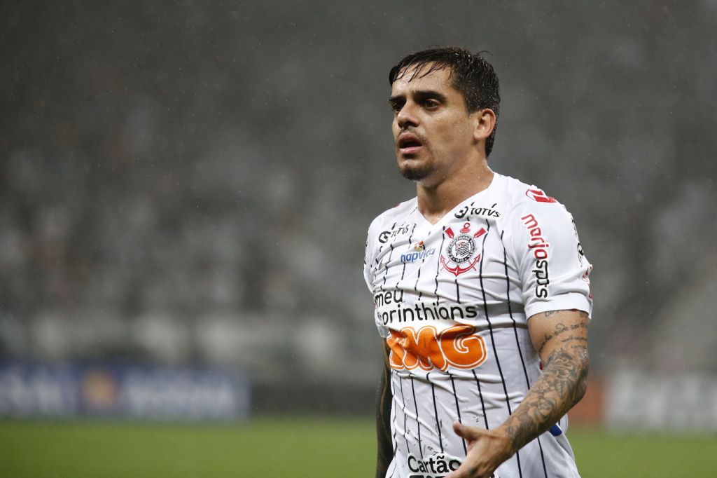 Fagner treina no campo e deve reforçar o Corinthians no clássico contra o São Paulo 