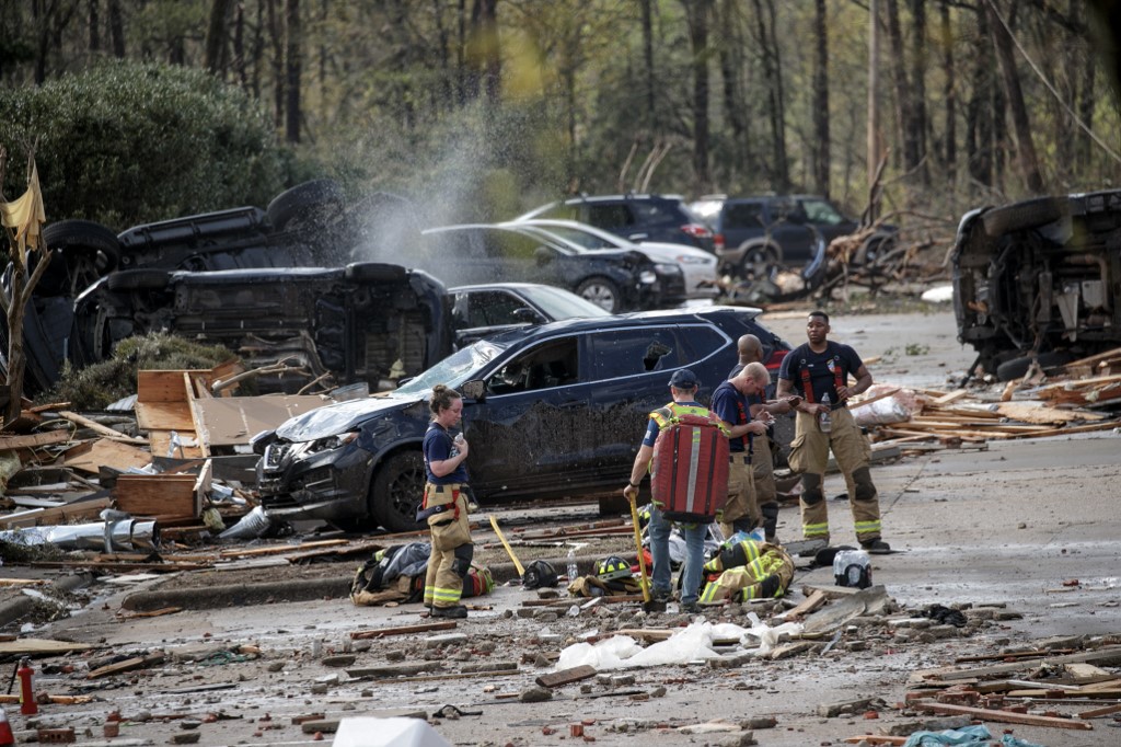 Socorristas vasculham escombros em busca de sobreviventes após tornados atingirem o Arkansas, nos EUA