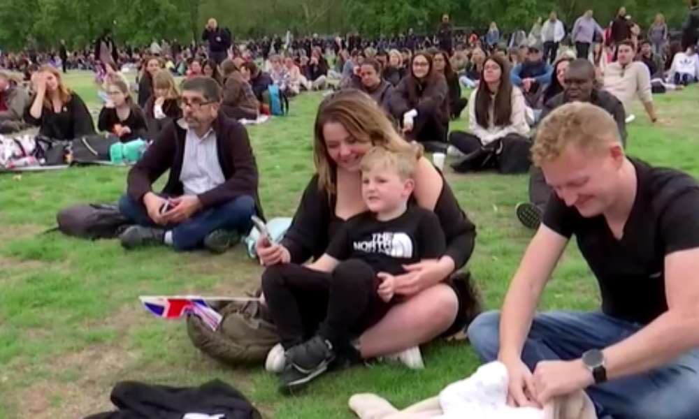 Multidões em parque de Londres se reúnem para ver funeral da rainha