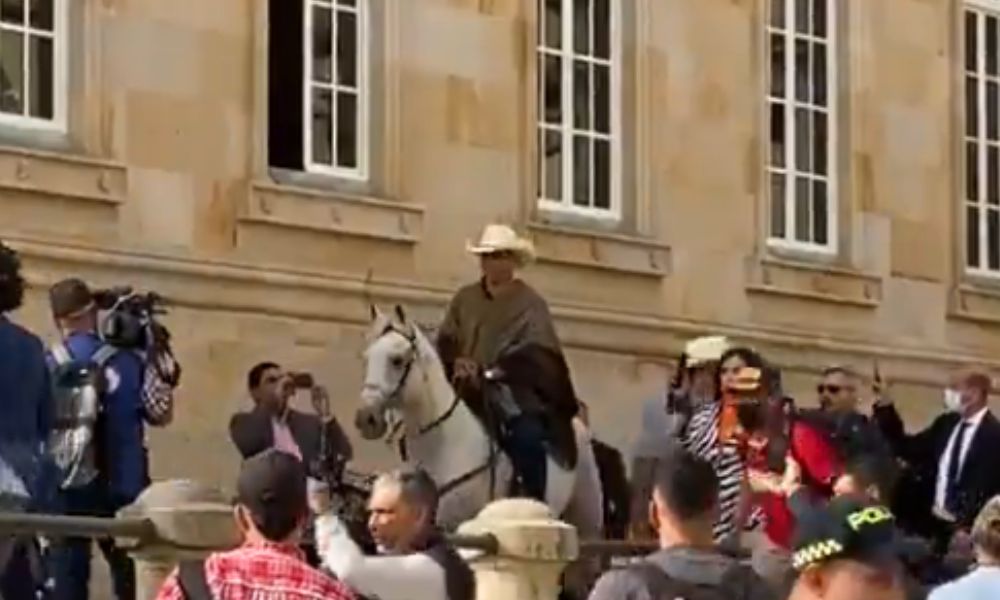 Senador leva a sério o ‘pet friendly’ e entra com cavalo no Congresso da Colômbia