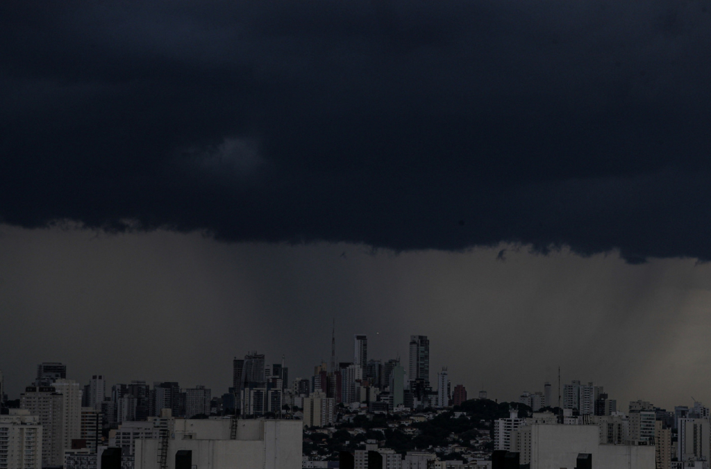 Chuva intensa causa alagamentos e transtornos em São Paulo