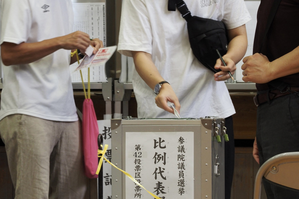 Após morte de Abe, eleitores votam para eleger senadores no Japão