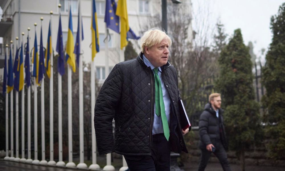 Boris Johnson afirma que Putin ameaçou atacá-lo com míssil em telefonema; Kremlin nega