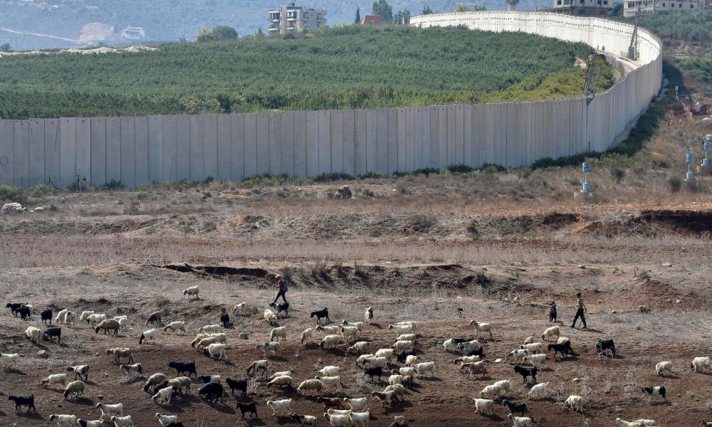 Israel mata ‘suspeitos armados’ de cruzarem fronteira com o Líbano e ataca o sul do país